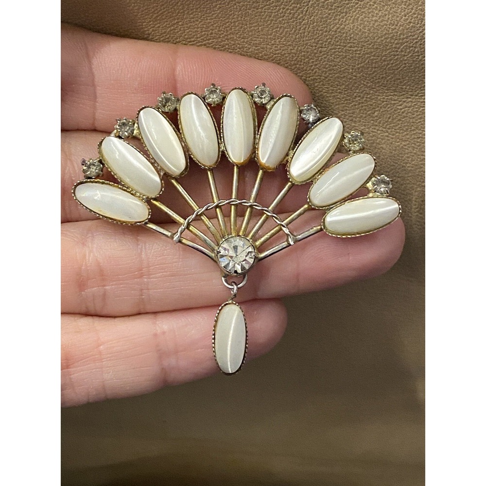 VNTG 1950's Silver Tone Metal Mother Of Pearl /Rhinestones Shell Fan Pin Brooch